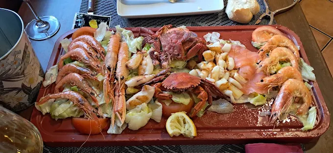 Tabla de marisco con langostinos, centollo, salmón y bogavante